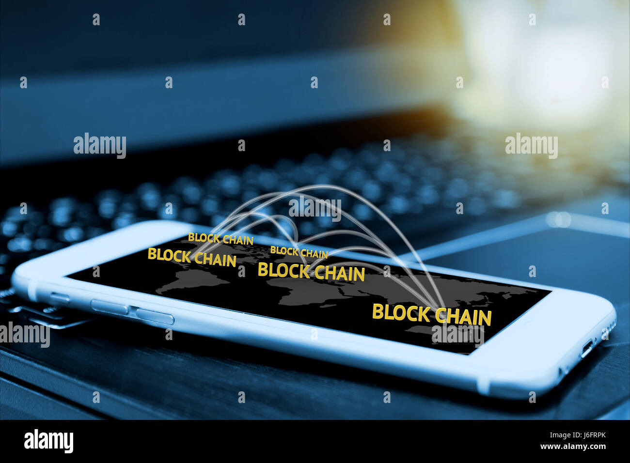 Denaro digitale , blockchain bitcoin e concetto. Catena di blocco i testi e la connessione in rete di collegamento e lo schermo dello smartphone con il computer portatile di sfocatura sfondo , flare l Foto Stock