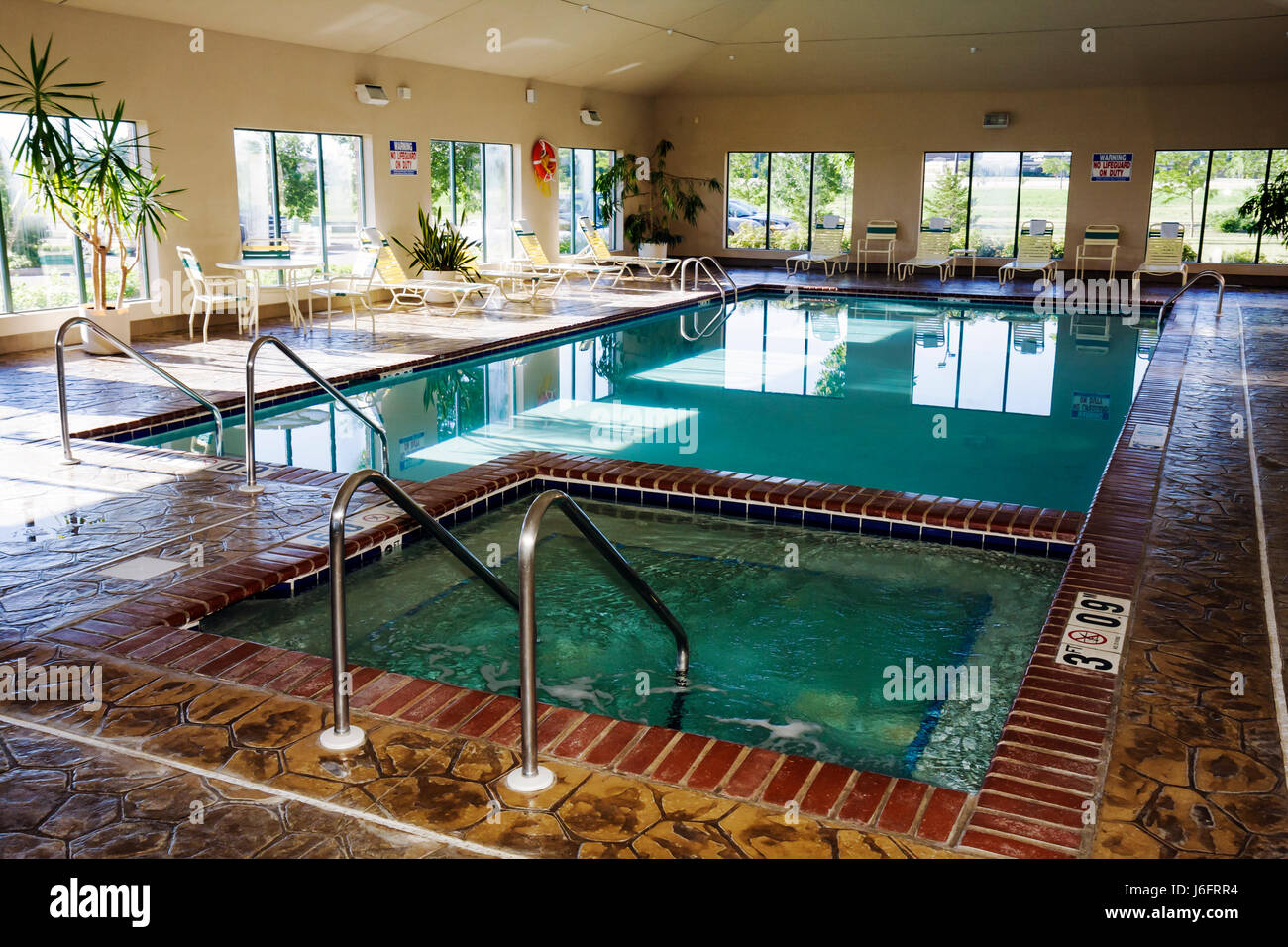 Wisconsin Kenosha County, Kenosha, Holiday Inn, Express, piscina interna, Jacuzzi, sedie a sdraio, WI080713001 Foto Stock