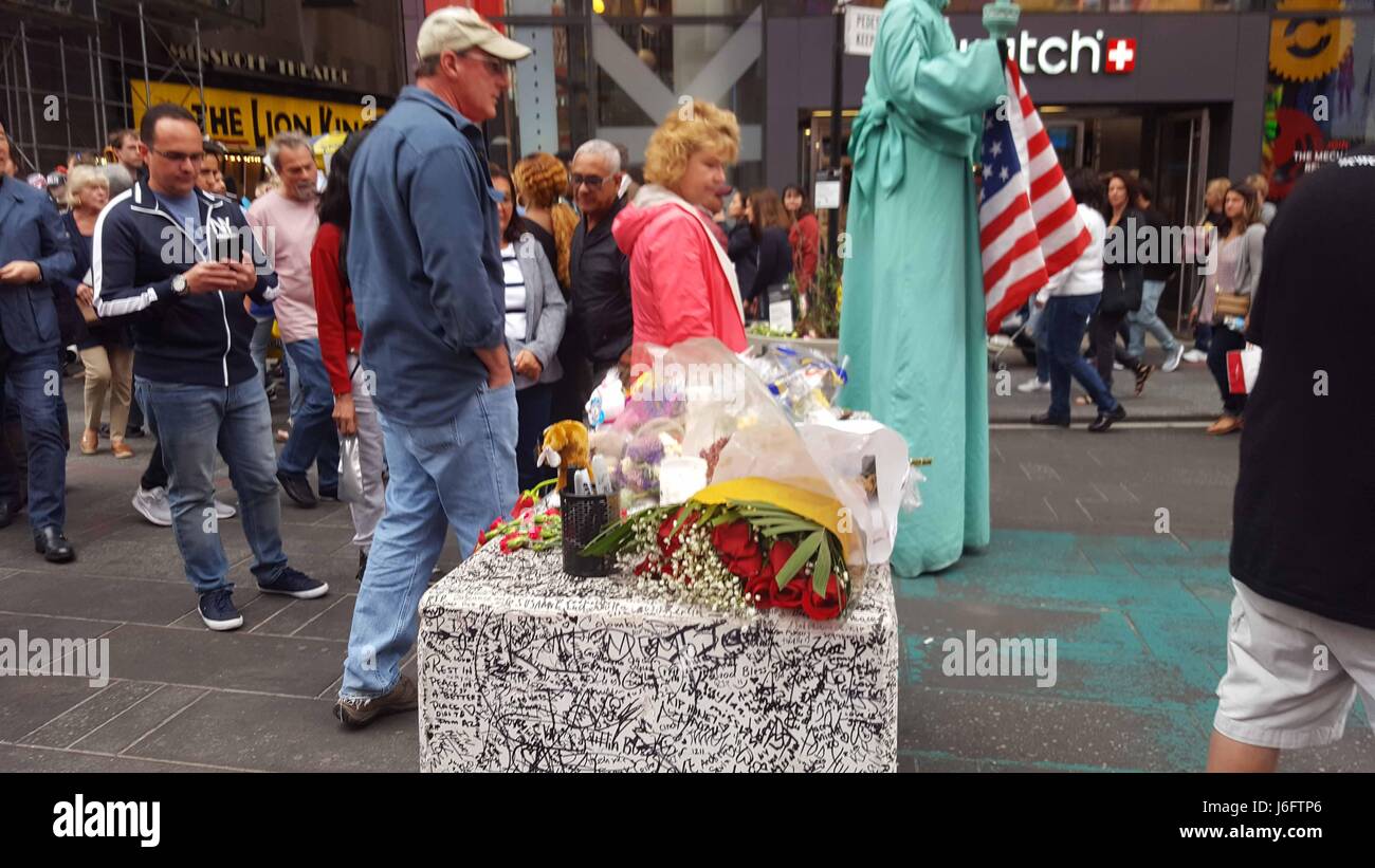 New York, New York, Stati Uniti d'America. Il 20 maggio 2017. Sito di un incidente di auto in Times Square, pilotato da Richard Rojas, che deliberatamente accelerata in una folla di pedoni il 18 maggio 2017 in New York City. Una persona è stata uccisa e almeno 22 feriti. Giorni laters un ripiego memorial sorge su un traffico di cemento e di prevenzione del terrorismo blocco di cemento, a 45th Street e la 7th Avenue, per 18 anno vecchio Alyssa Elsman, che è stato ucciso sul sito. Credito: Brigette Supernova/Alamy Live News Foto Stock