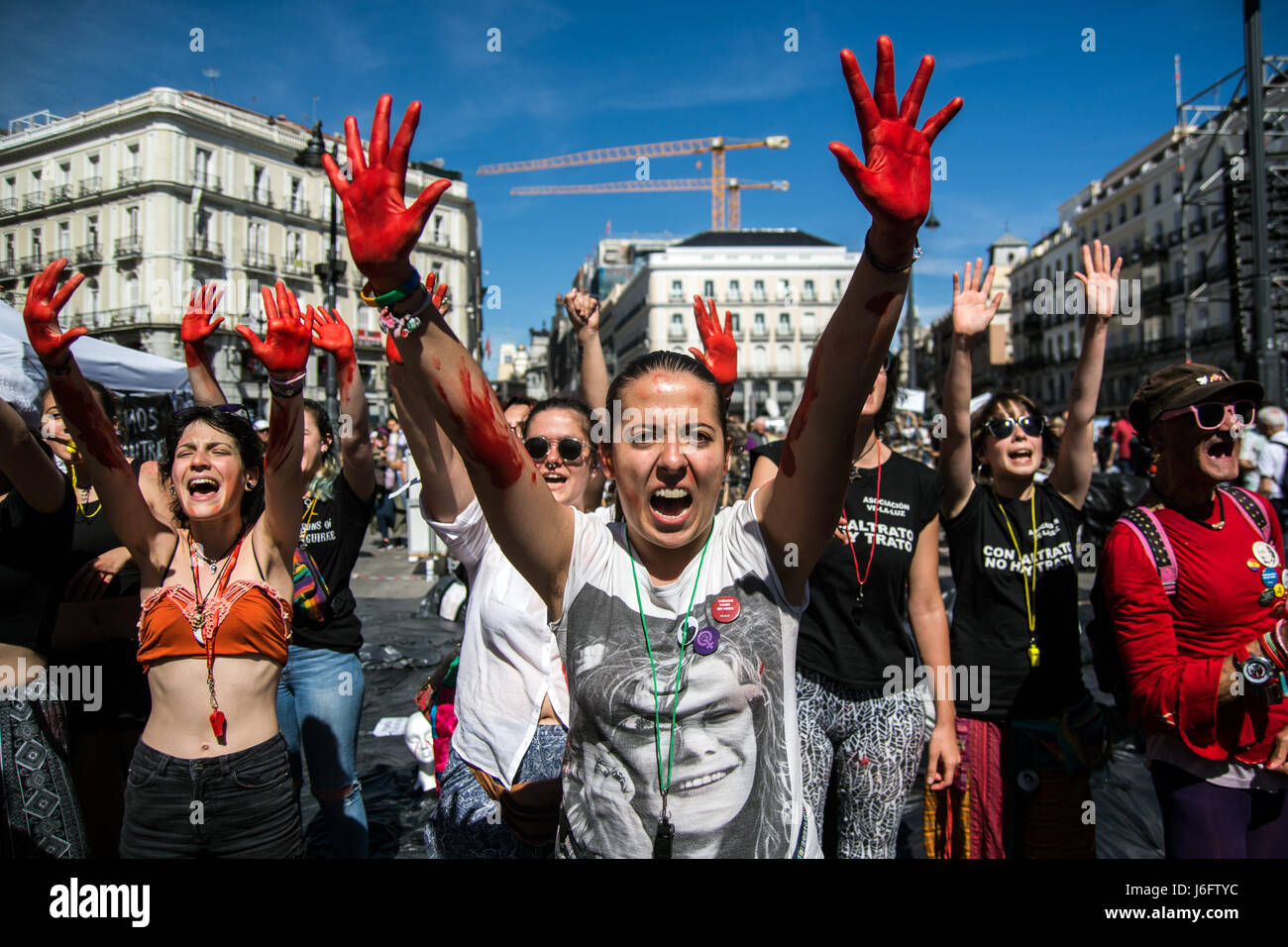 Madrid, Spagna. Il 20 maggio 2017. Le donne con le loro mani dipinte in rosso per protestare contro la violenza di genere chiedono a tutti i partiti politici ad intraprendere azioni. Credito: Marcos del Mazo/Alamy Live News Foto Stock