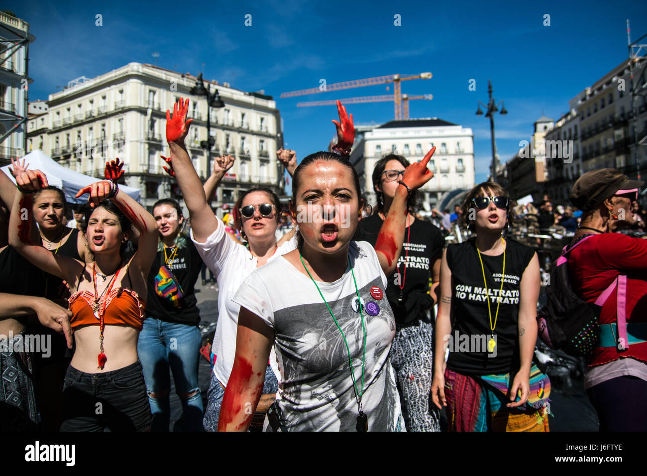 Madrid, Spagna. Il 20 maggio 2017. Le donne con le loro mani dipinte in rosso per protestare contro la violenza di genere chiedono a tutti i partiti politici ad intraprendere azioni. Credito: Marcos del Mazo/Alamy Live News Foto Stock