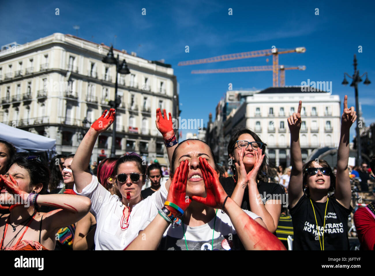 Madrid, Spagna. Il 20 maggio 2017. Le donne con le loro mani dipinte in rosso per protestare contro la violenza di genere chiedono a tutti i partiti politici ad intraprendere azioni. Credito: Marcos del Mazo/Alamy Live News Foto Stock