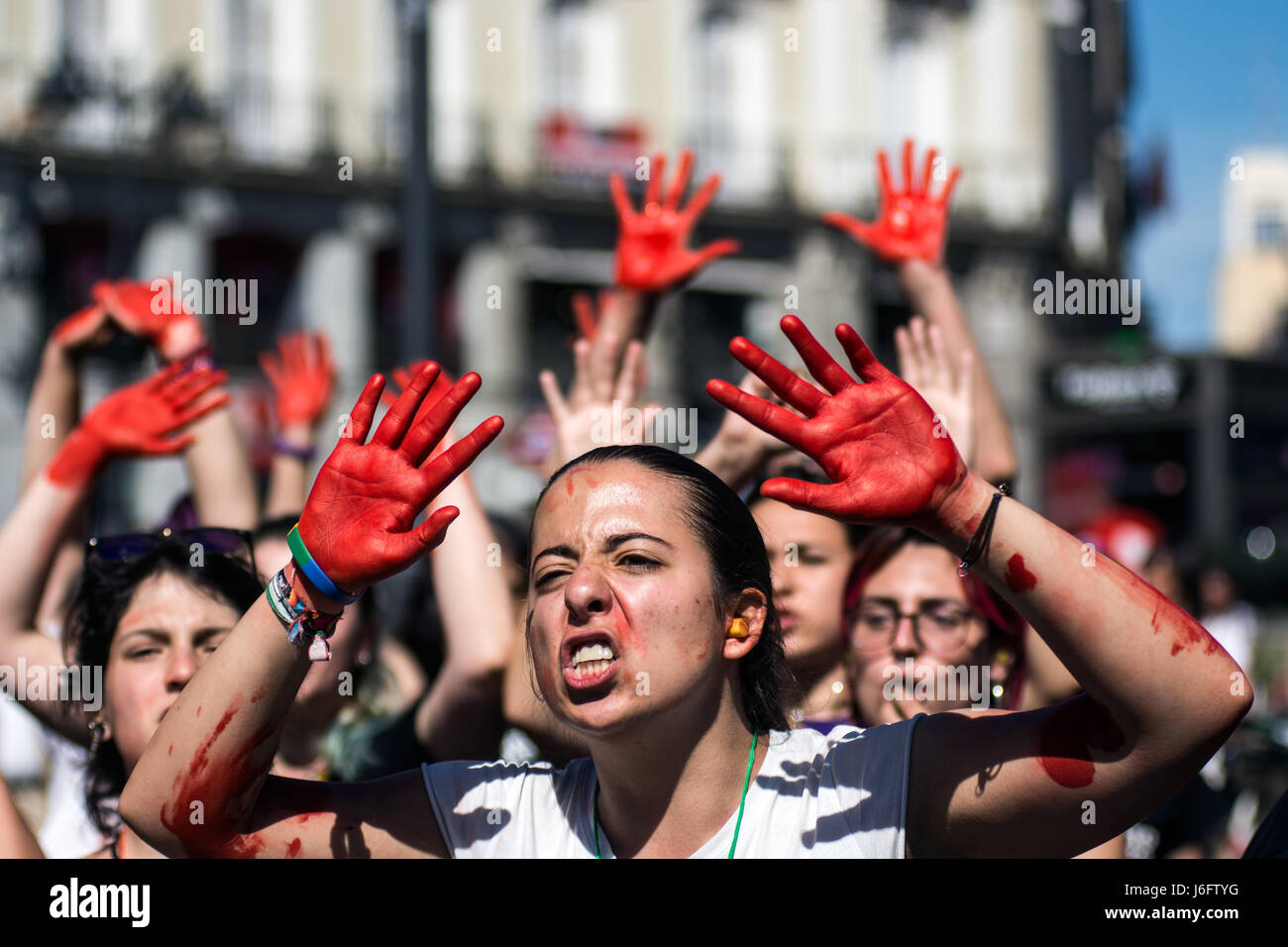 Madrid, Spagna. Il 20 maggio 2017. Le donne con le loro mani dipinte in rosso per protestare contro la violenza di genere chiedono a tutti i partiti politici ad intraprendere azioni. Credito: Marcos del Mazo/Alamy Live News Foto Stock