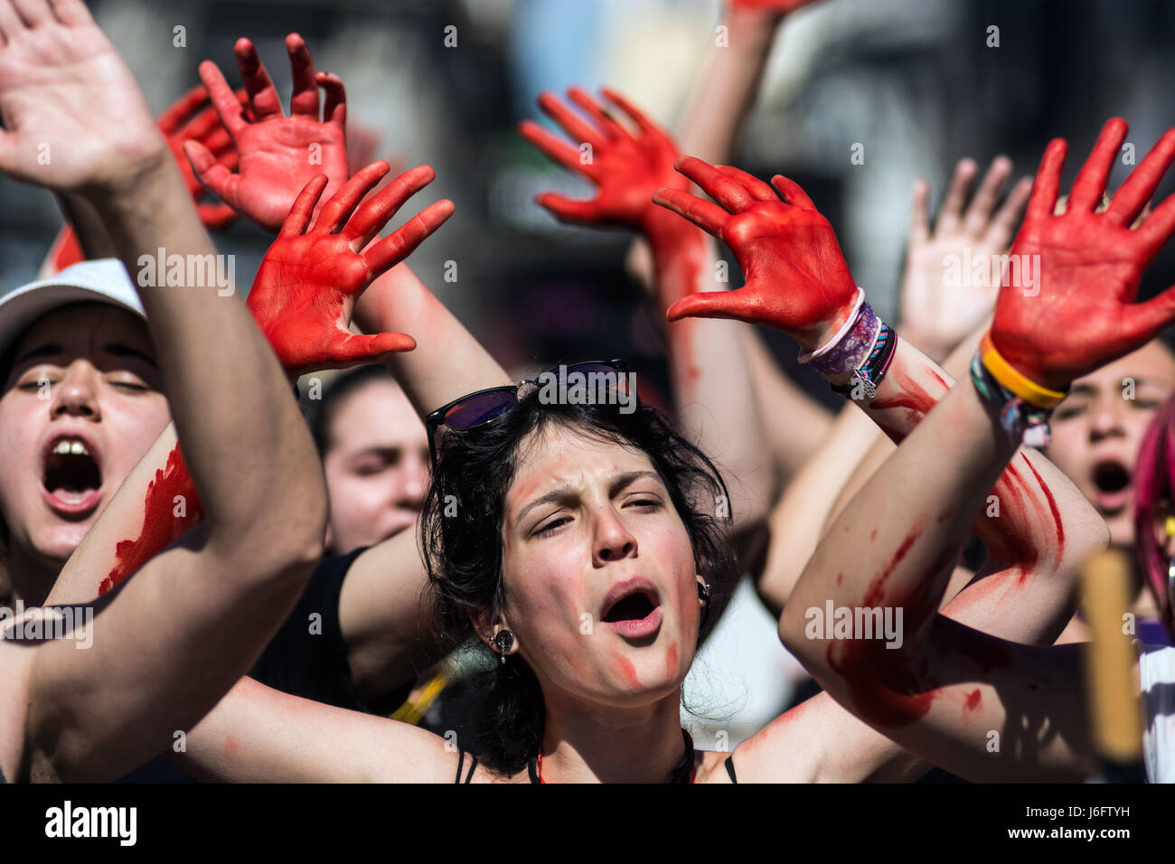 Madrid, Spagna. Il 20 maggio 2017. Le donne con le loro mani dipinte in rosso per protestare contro la violenza di genere chiedono a tutti i partiti politici ad intraprendere azioni. Credito: Marcos del Mazo/Alamy Live News Foto Stock