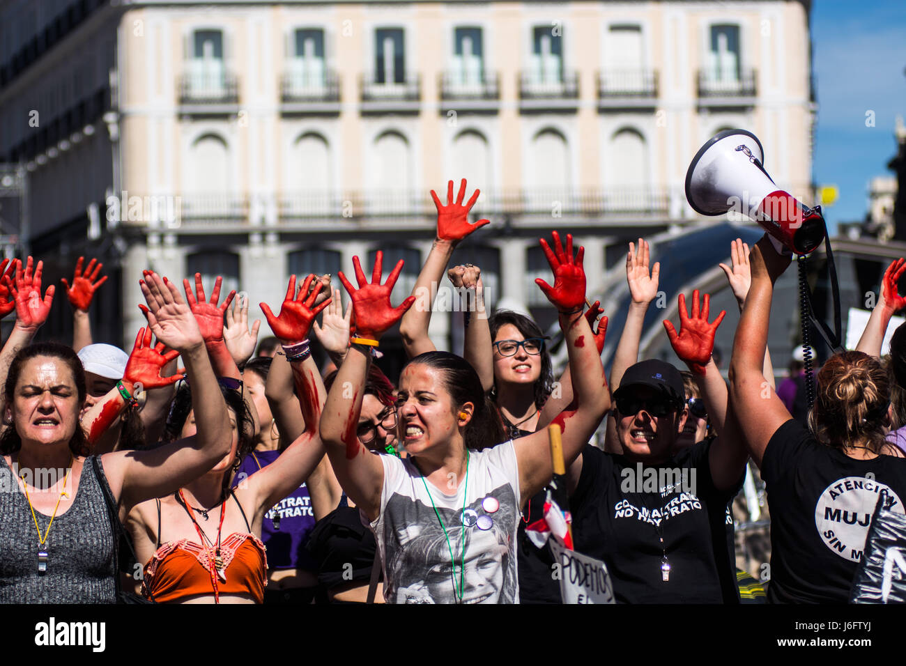 Madrid, Spagna. Il 20 maggio 2017. Le donne con le loro mani dipinte in rosso per protestare contro la violenza di genere chiedono a tutti i partiti politici ad intraprendere azioni. Credito: Marcos del Mazo/Alamy Live News Foto Stock