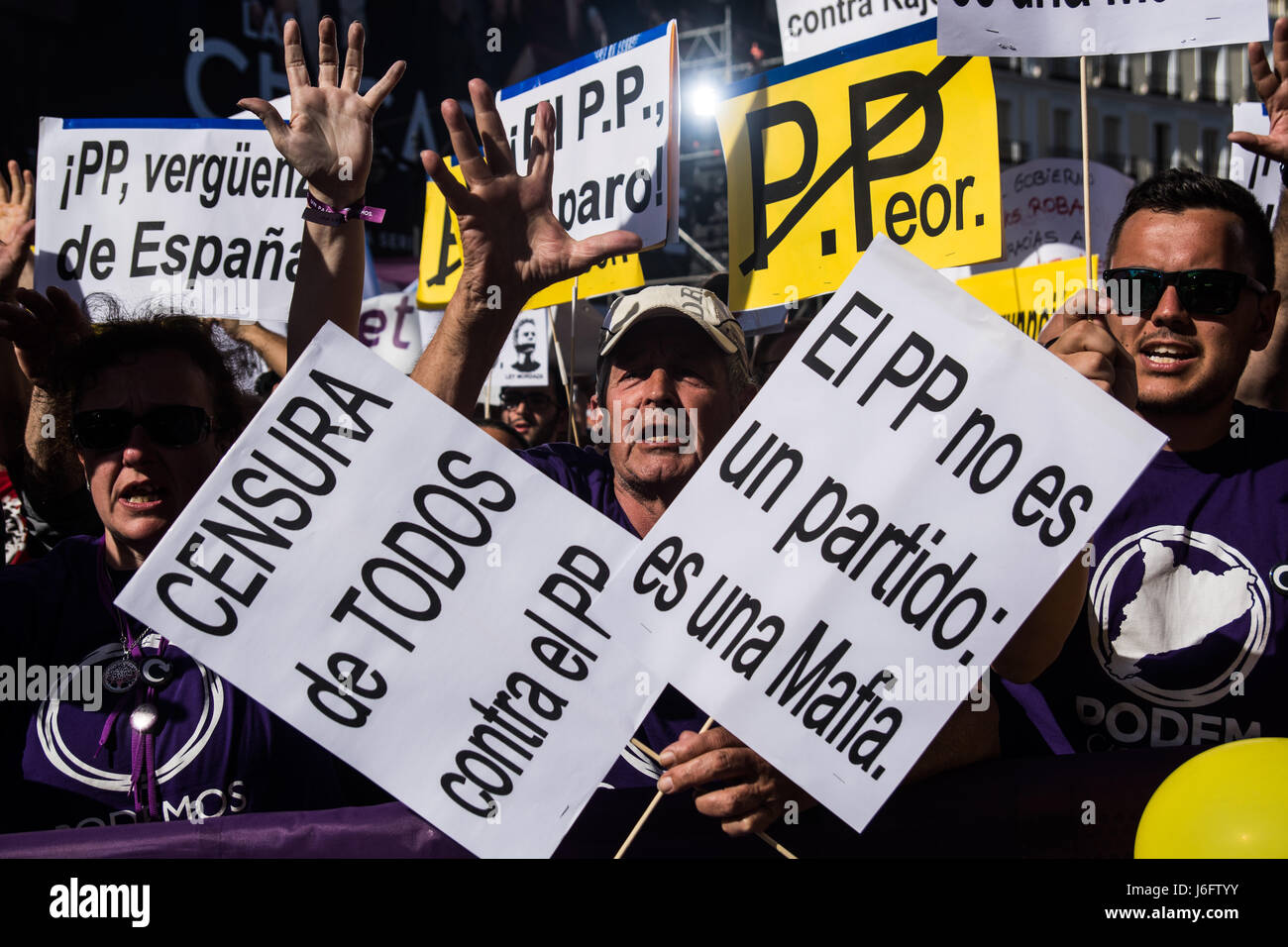 Madrid, Spagna. Il 20 maggio 2017. Persone che protestano contro il Partito popolare il supporto Podemos partito per un voto di sfiducia al Presidente Mariano Rajoy. Credito: Marcos del Mazo/Alamy Live News Foto Stock