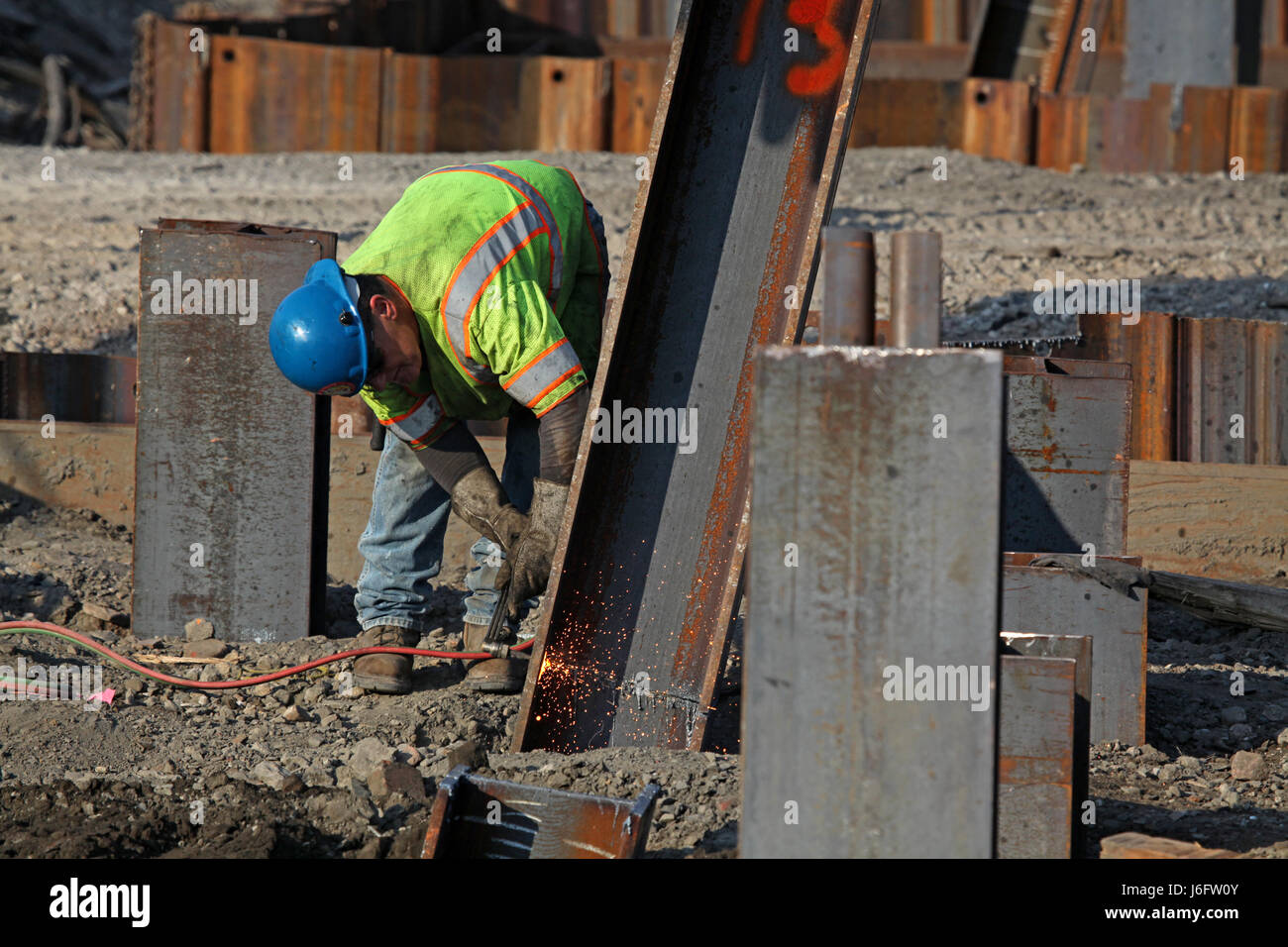 (170520) -- NEW YORK, 20 maggio 2017 (Xinhua) -- Foto scattata il 7 settembre 8, 2015 mostra un lavoratore della Cina Costruzione America lavora presso il cantiere per la costruzione del ponte Wittpenn in New Jersey, Stati Uniti. Cina Costruzione America, un cinese società di costruzioni, inizia la sua attività negli Stati Uniti nel 2000 con solo 12 dipendenti e meno di dieci milioni di dollari di fatturato annuale. In 2016, ha impiegato circa 2.000 lavoratori, 98% dei quali sono gli americani. Il suo fatturato è saltato a 2 miliardi di dollari. Gli investimenti esteri diretti (IED) tra la Cina e gli Stati Uniti hanno raggiunto il più alto di tutti i tempi o Foto Stock