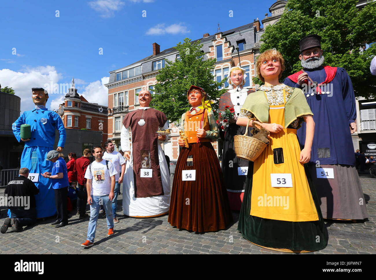 (170521) -- Leuven (Belgio), 21 maggio 2017 (Xinhua) -- giganti sono visti durante il primo giganti parata tenutasi a Leuven, Belgio, 20 maggio 2017. (Xinhua/Gong Bing) (HY) Foto Stock
