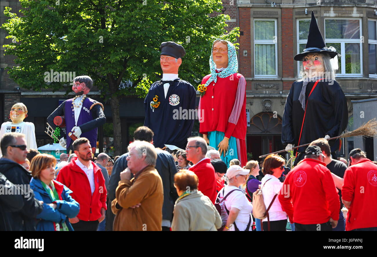 (170521) -- Leuven (Belgio), 21 maggio 2017 (Xinhua) -- giganti sono visti durante il primo giganti parata tenutasi a Leuven, Belgio, 20 maggio 2017. (Xinhua/Gong Bing) (HY) Foto Stock