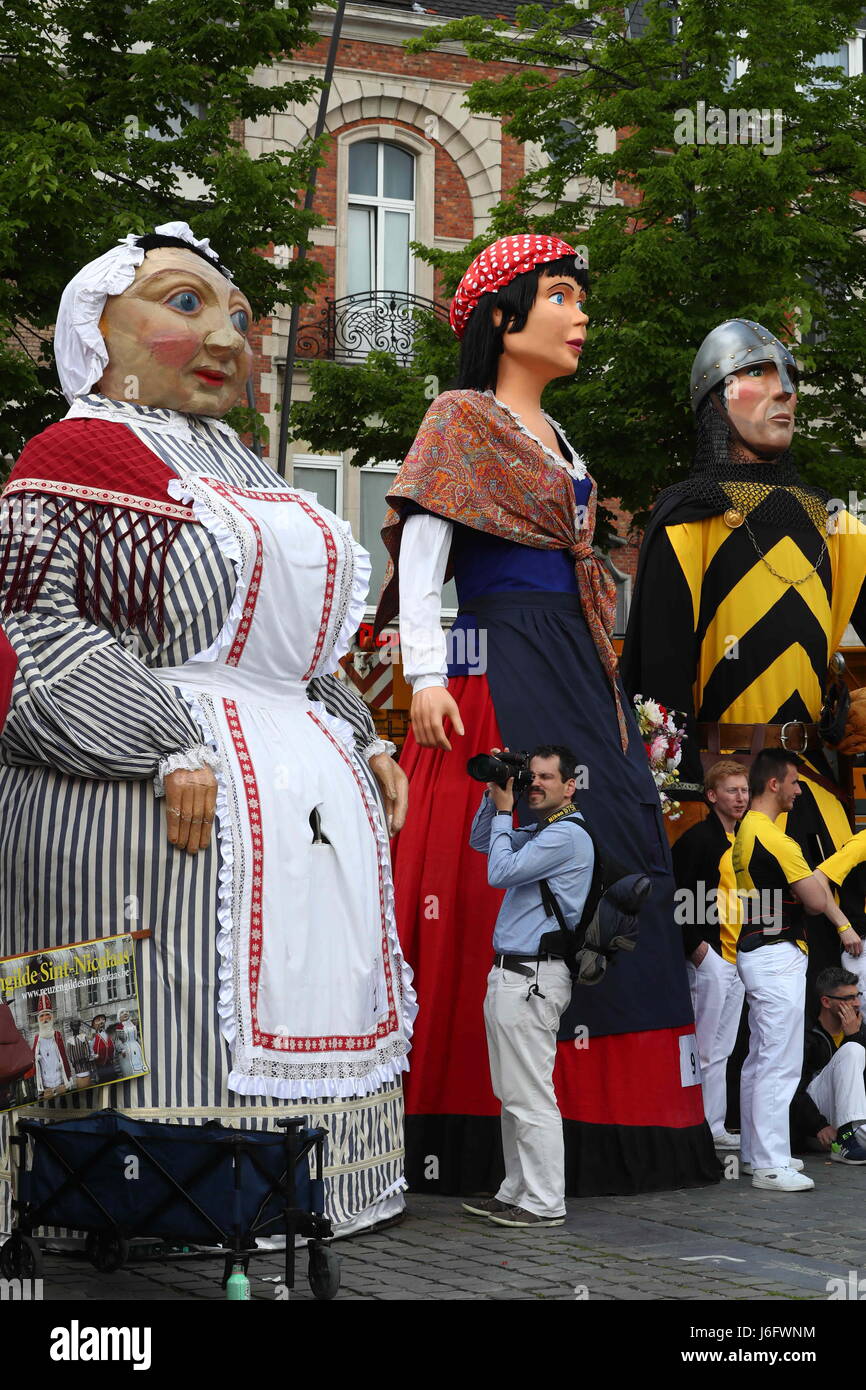(170521) -- Leuven (Belgio), 21 maggio 2017 (Xinhua) -- giganti sono visti durante il primo giganti parata tenutasi a Leuven, Belgio, 20 maggio 2017. (Xinhua/Gong Bing) (HY) Foto Stock