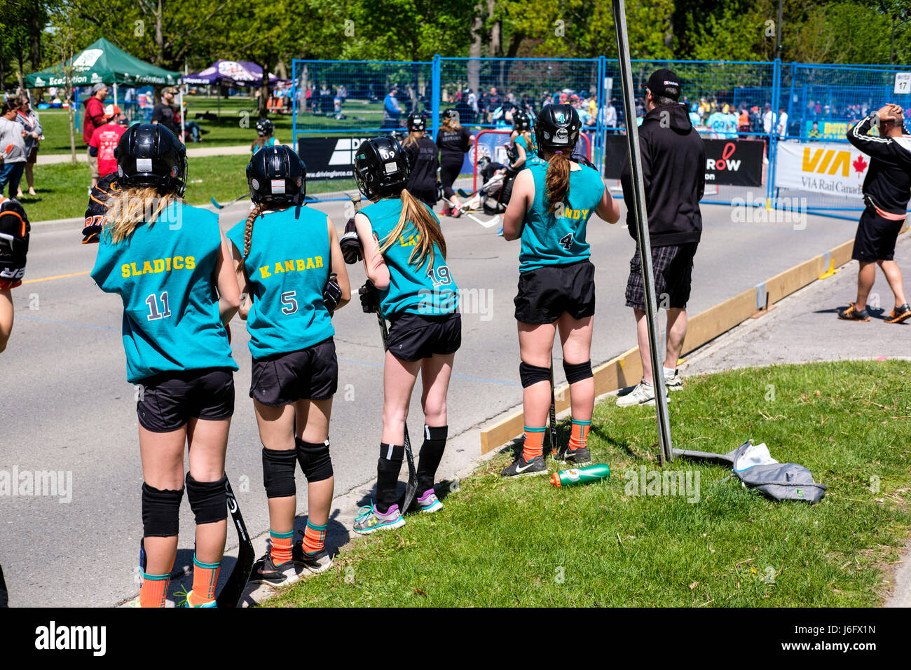 London, Ontario, Canada. Il 20 maggio 2017. Giocare su! Il più grande del mondo di hockey annuale festival, e parte del Canada è centocinquantesimo anniversario. Una strada torneo di hockey e sport festival e raccolta di centinaia di giocatori provenienti da entrambi i sessi e di tutti i livelli di abilità, comincia a Londra, Ontario, Canada. Credito: Rubens Alarcon/Alamy Live News Foto Stock