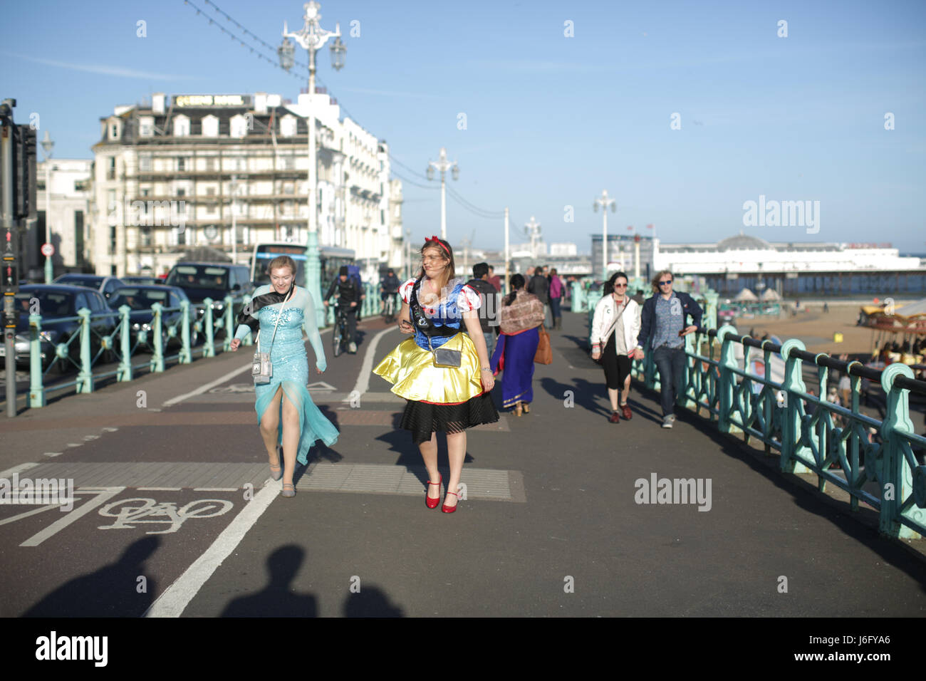 Viste generali delle persone sul lungomare di Brighton durante il 2017 Great Escape Festival, una industria musicale vetrina per nuovi talenti tenutasi a Brighton, Regno Unito. Foto Data: Sabato 20 Maggio, 2017. Foto di credito dovrebbe leggere: Roger Garfield/Alamy Foto Stock