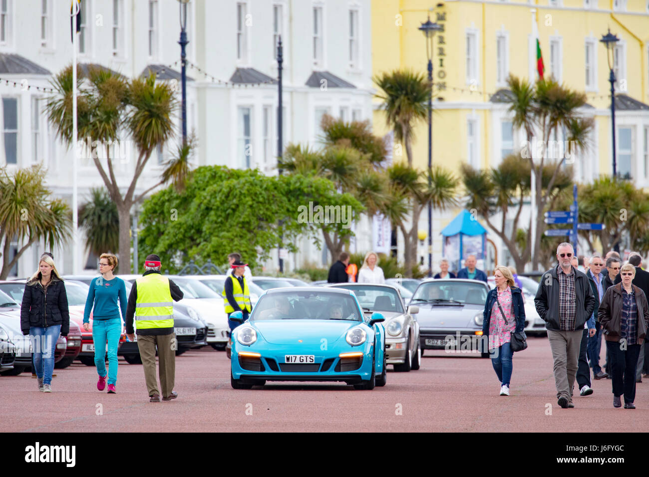 Il Porsche Club di Gran Bretagna incontro sul lungomare della famosa località balneare di Llandudno nel Galles del Nord, Regno Unito Foto Stock