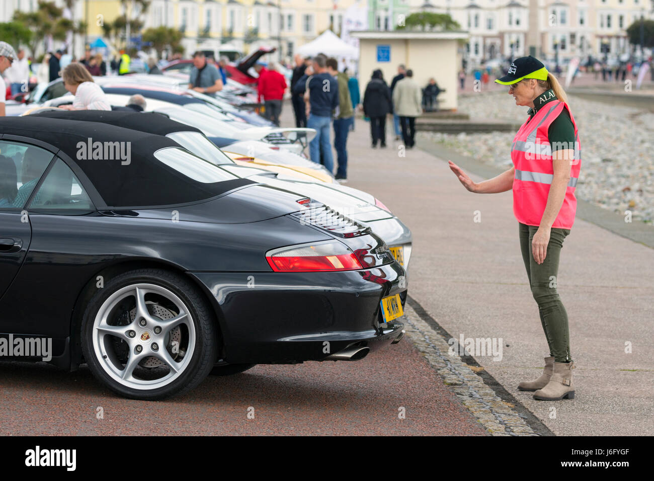 Un maresciallo femmina presso il Porsche Club di Gran Bretagna incontro sul lungomare della famosa località balneare di Llandudno nel Galles del Nord, Regno Unito Foto Stock