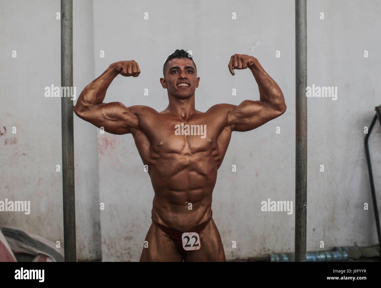 La striscia di Gaza. Il 20 maggio 2017. Un uomo palestinese si flette i suoi muscoli durante un concorso di bodybuilding in Gaza City il 20 maggio 2017. Decine di palestinesi giovani uomini hanno partecipato a Gaza bodybuilding annuale competizione del sabato. Credito: Wissam Nassar/Xinhua/Alamy Live News Foto Stock