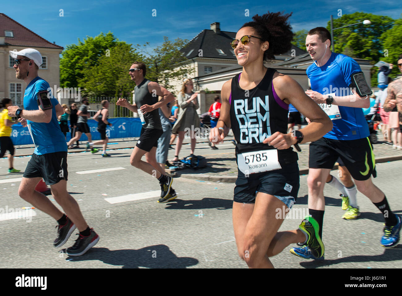 Copenhagen, Danimarca. 21 Maggio, 2017. Più di 8500 corridori provenienti da tutto il mondo hanno dovuto combattere contro le alte temperature di prendere parte nel 2017 Telenor Copenhagen Marathon. Credito: Matthew James Harrison/Alamy Live News Foto Stock