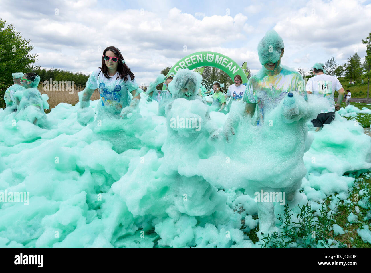 Londra, Regno Unito. Il 21 maggio 2017. Le persone prendono parte nella Bolla Rush tenutosi presso il parco olimpico nella zona est di Londra. I partecipanti eseguono/a piedi i 5 km di corso passando attraverso una rosa, giallo, verde e blu bubble machine la raccolta di fondi per le associazioni di beneficenza locali. Credito: Stephen Chung / Alamy Live News Foto Stock