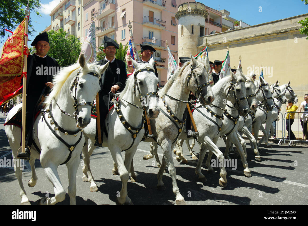 Sassari, Italia 21 maggio 2017 Cavalcata Sarda 2017. Ogni anno nel mese di maggio in Sassari (Sardegna) una spettacolare sfilata di centinaia di passeggino e cavalieri/horsewomen da tutta la Sardegna si svolgerà. La Cavalcata Sarda è seguita da migliaia di persone e da molti turisti che ammirare la bellezza dei costumi, i colori fantasia e la capacità di cavalieri e horsewomen. © Alberto Maisto/Alamy Live News Foto Stock