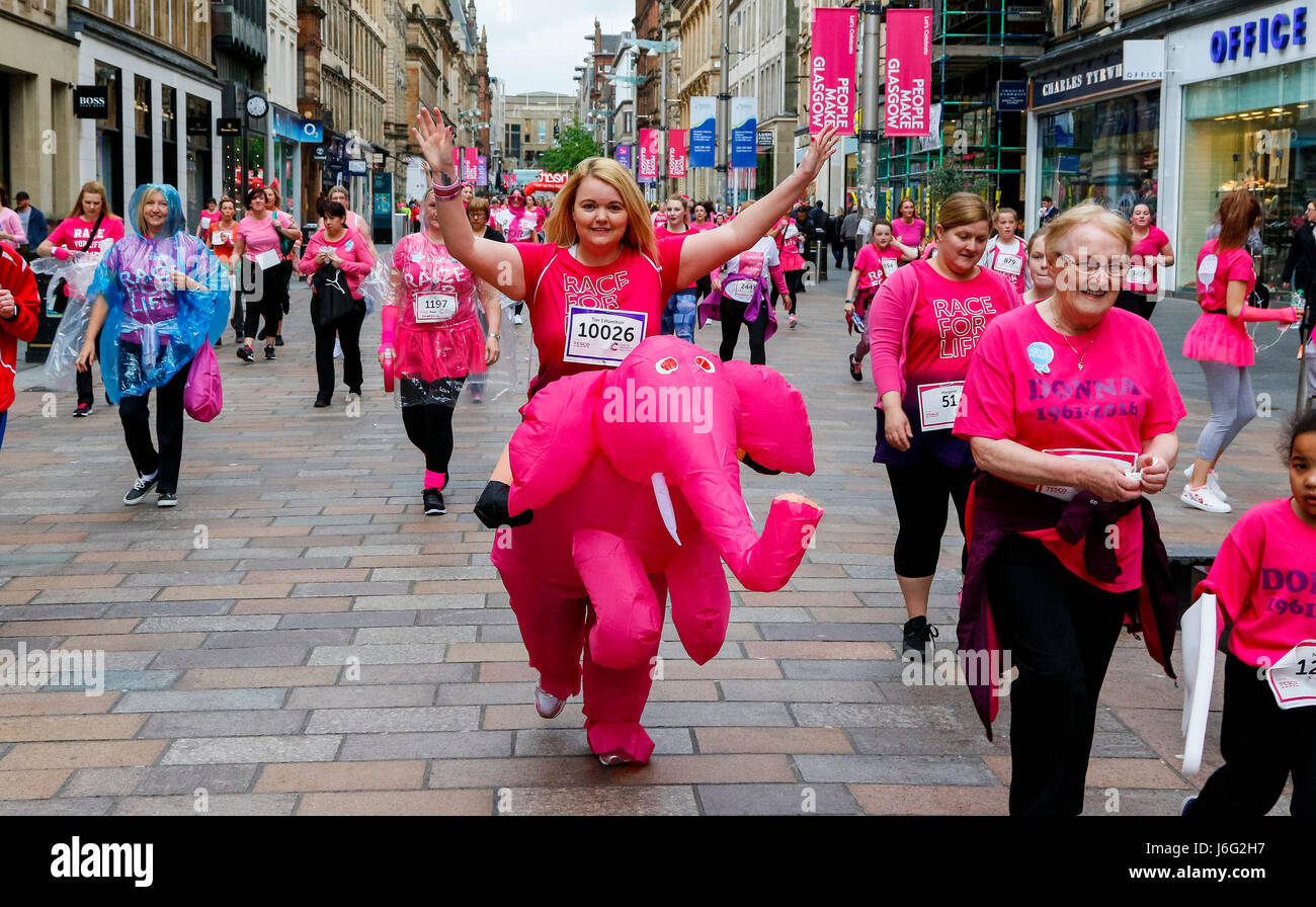 Glasgow, Scotland, Regno Unito. 21 Maggio, 2017. Migliaia di corridori si è rivelata per il 2017 'corsa per la vita', 5k e 10K maratona intorno al centro della città di Glasgow per raccogliere fondi per il ben noto carità nazionale "Cancer Research". Molti corridori erano in costumi di fantasia, molti che rappresentano le imprese e le aziende, molti in esecuzione con gli amici e i parenti o i colleghi di lavoro e molti indossando rosa o verde in sostegno della carità. Credito: Findlay/Alamy Live News Foto Stock