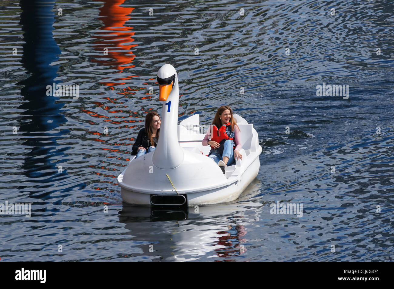 Le persone godono di giornata calda in Swan pedalò sul fiume Lea presso la Queen Elizabeth Olympic Park, Londra England Regno Unito Regno Unito Foto Stock