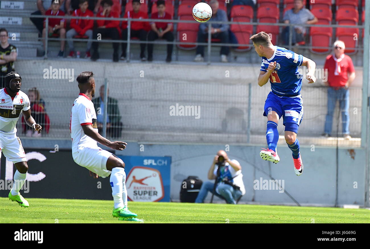 Sion, Svizzera. 21 Maggio, 2017. Sion, 21.05.2017, calcio Raiffeisen Super League, FC Sion - FC Lucerna, Tomi Juric (FCL 9) duello con Kevin costante (FC Sion 11) e Jagne Pa Modou (FC Sion 17) Foto: Cronos/Frederic Dubuis Foto Stock