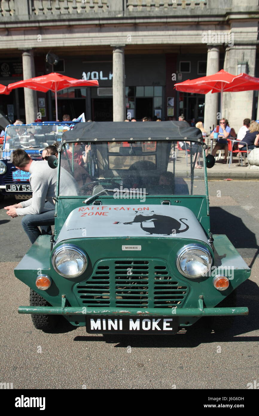 Brighton, Regno Unito. Il 21 maggio 2017. Centinaia di minis prende parte all'esecuzione annuale per le vetture, arrivando sul lungomare di Brighton. Un Mini fuma alla fine della corsa. Roland Ravenhill/Alamy Live News Foto Stock