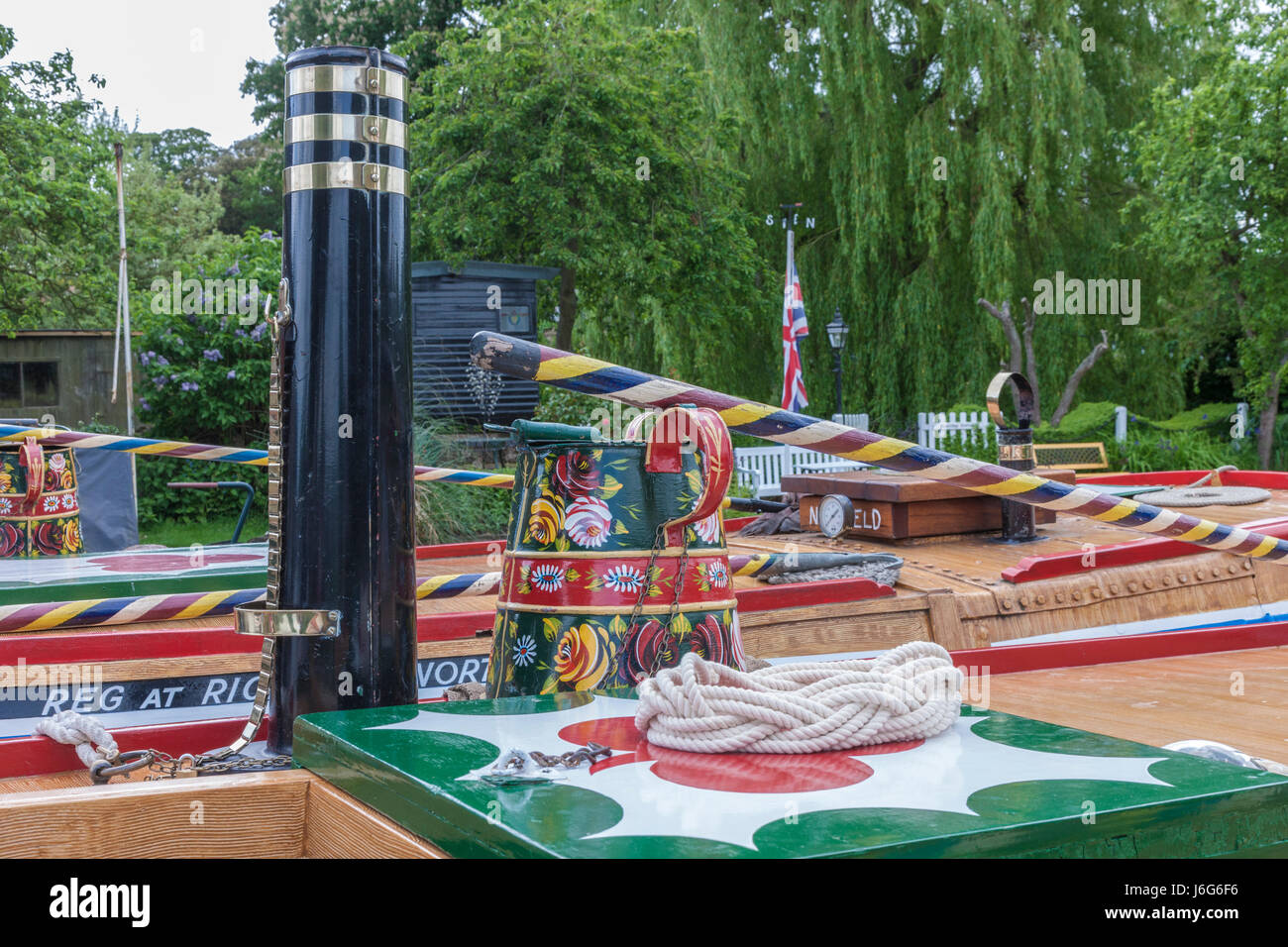 Stoke Bruerne, Northamptonshire. 21 maggio 2017. Il Grand Union Canal, colorato longboats ormeggiate lungo il percorso di traino sotto il sole di questo pomeriggio. Credito: Keith J Smith./Alamy Live News Foto Stock