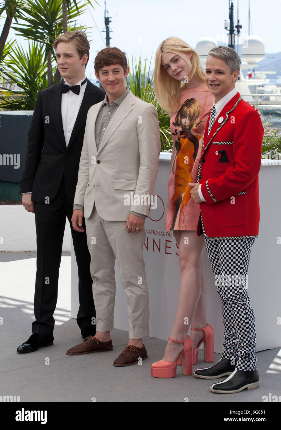 Cannes, Francia. 21 Maggio, 2017. A.J. Lewis, Alex Sharp, Elle Fanning e il regista John Cameron Mitchell al come parlare con le ragazze a parti di pellicola chiamata foto al settantesimo Cannes Film Festival di domenica 21 maggio 2017, Cannes, Francia. Photo credit: Doreen Kennedy/Alamy Live News Foto Stock
