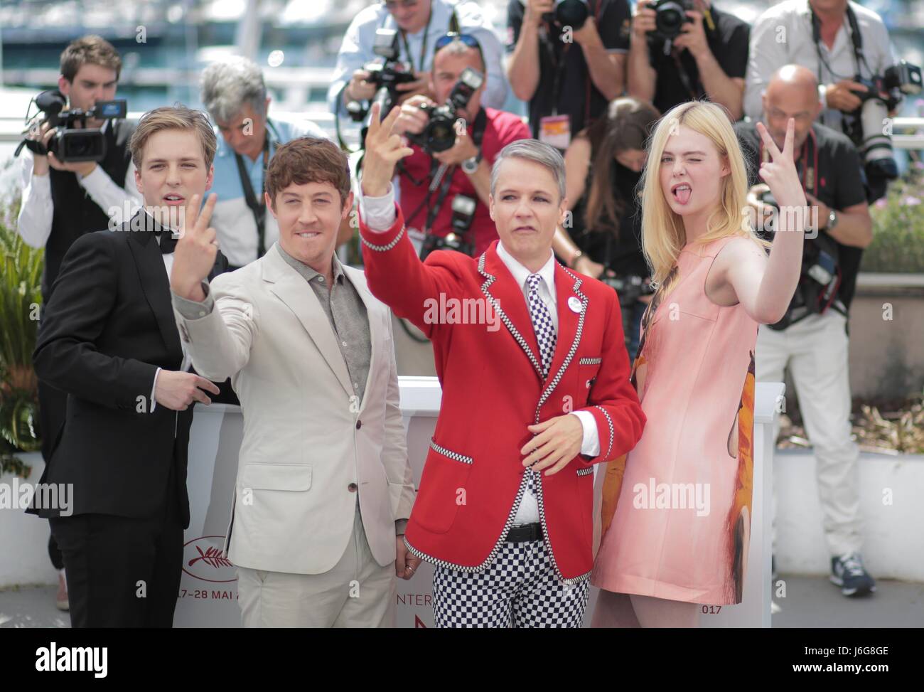 Cannes, Francia. 21 Maggio, 2017. Aj Lewis, Alex Sharp, Elle Fanning, John Cameron Mitchell attori e direttore come parlare con le ragazze a partiti, Photocall. 70° Festival di Cannes Cannes, Francia 21 maggio 2017 Diz100169 Credito: Allstar Picture Library/Alamy Live News Foto Stock