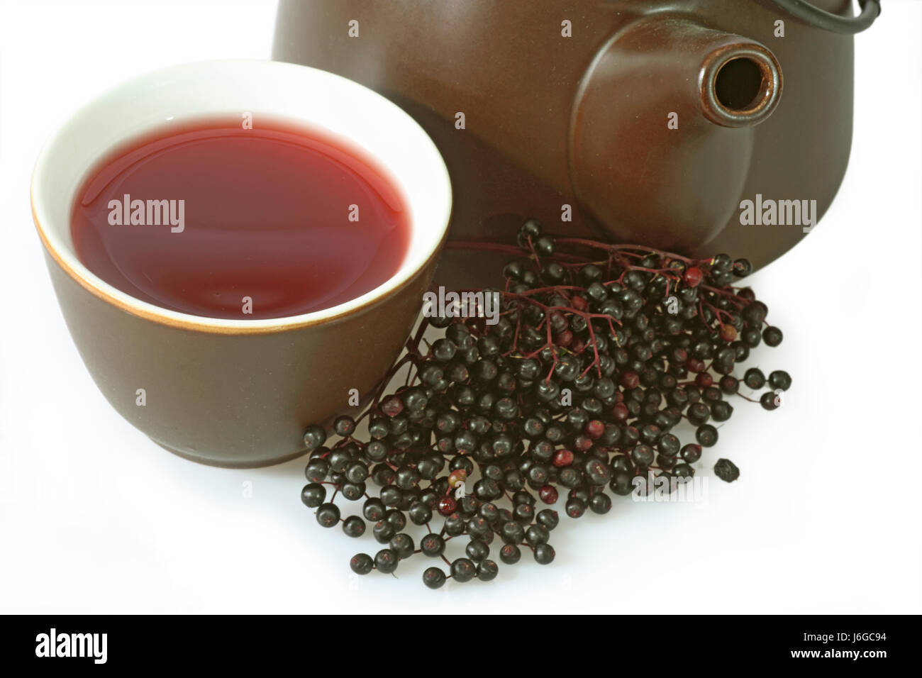 Tè tè SAMBUCO bacche arbusto ricco in vitamine prodotti commestibili di piante medicinali pianta di sambuco Foto Stock