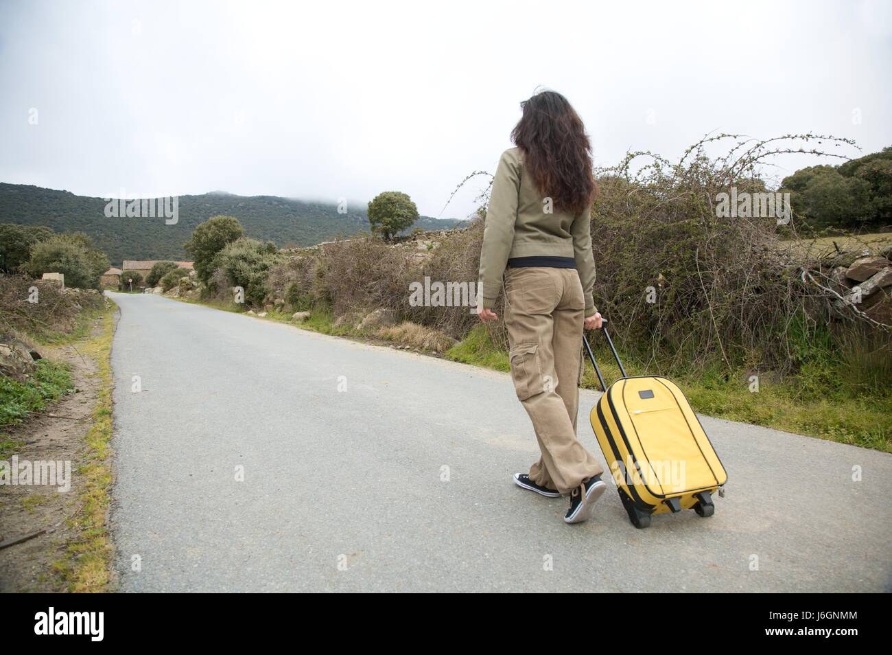 La donna a piedi andare andare a piedi uno stile di vita viaggio carrello di trasporto carrello indietro Foto Stock