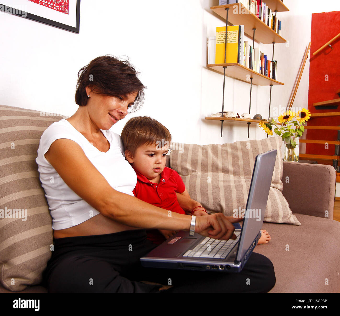 Donna incinta che lavorano da casa su computer,donne incinte lavorano wit Foto Stock