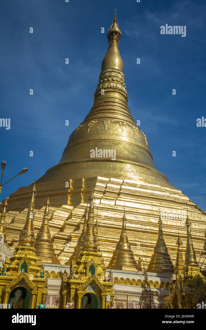 Il golden stupa in Shwe Dagon pagoda in Birmania Foto Stock