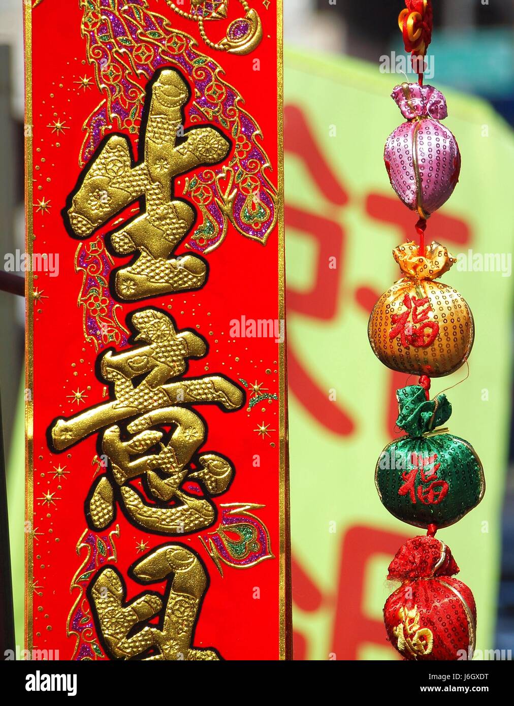 KAOHSIUNG, Taiwan -- 26 GENNAIO 2014: un mercato all'aperto di stallo cinese vende Nuovo Anno di decorazioni con simboli fortunati e citazioni. Il banner dice Foto Stock