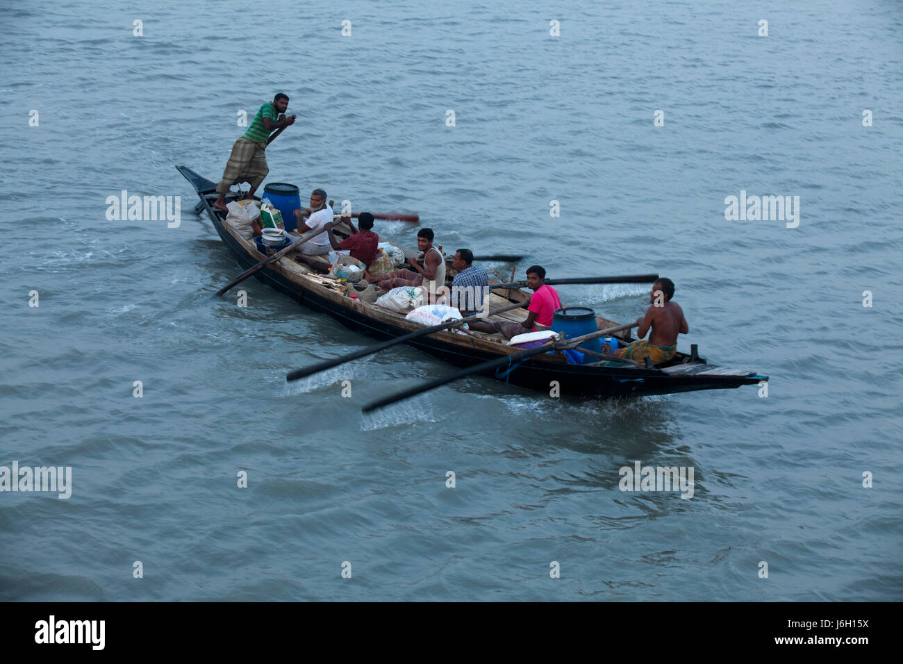 Raccoglitori di miele noto localmente come "Mawal" sul modo di raccogliere miele nella Sundarbans, un sito Patrimonio Mondiale dell'UNESCO e un santuario della fauna selvatica. Satkh Foto Stock