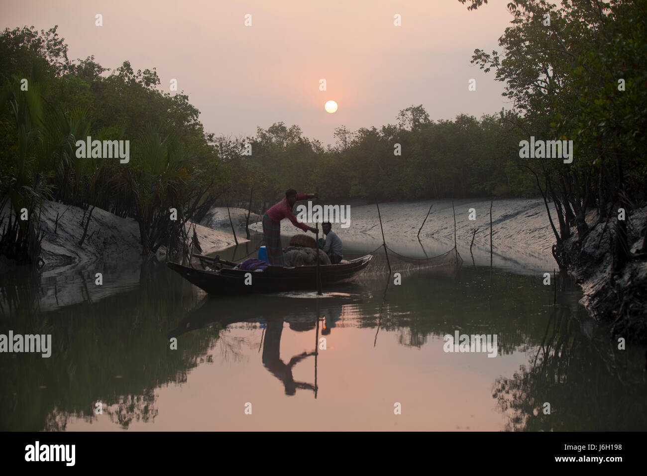 La pesca nella Sundarbans, un sito Patrimonio Mondiale dell'UNESCO e un santuario della fauna selvatica. Il litorale più grande foresta di mangrovie del mondo. Satkhira, Bangla Foto Stock