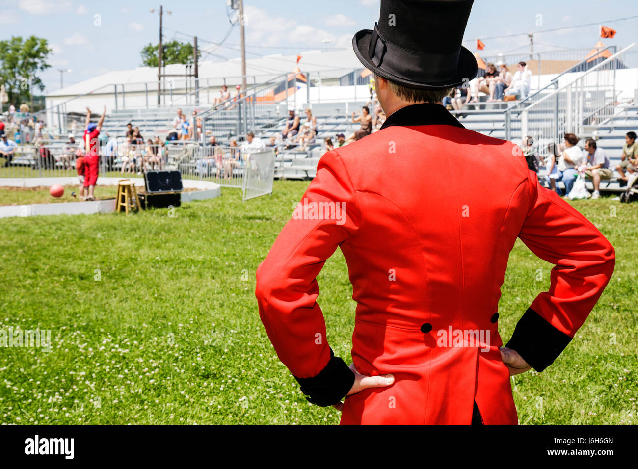 Kenosha Wisconsin, zona fieristica della contea di Kenosha, The Ultimate Kid Fest, famiglie, genitori, figli piccoli, evento, maestro del circo, cappotto rosso, top Foto Stock