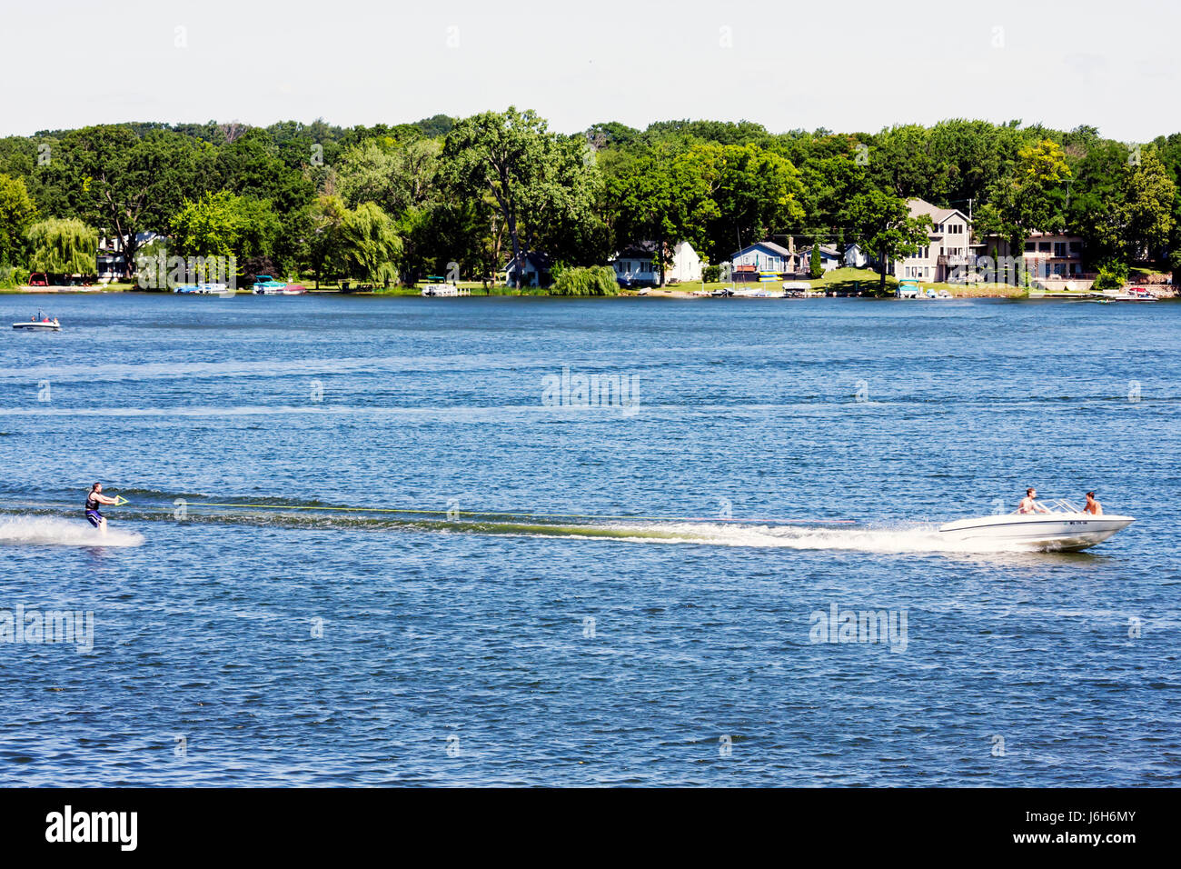 Wisconsin Kenosha County, Kenosha, Paddock Lake, Old Settlers Park, motoscafo, sci d'acqua, sciatore, sport, ricreazione, velocità, divertimento, case sul lago, WI080713073 Foto Stock