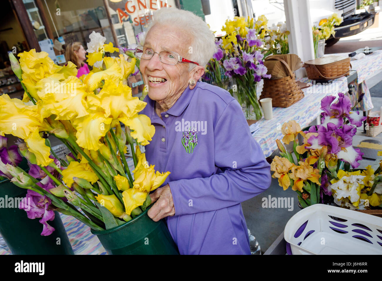 Roanoke Virginia, Market Square, Farmers' Market, donna donna donne, anziani cittadini, attivo, lavoro, lavoro, sorridente, felice, negozio di fiori, floris Foto Stock