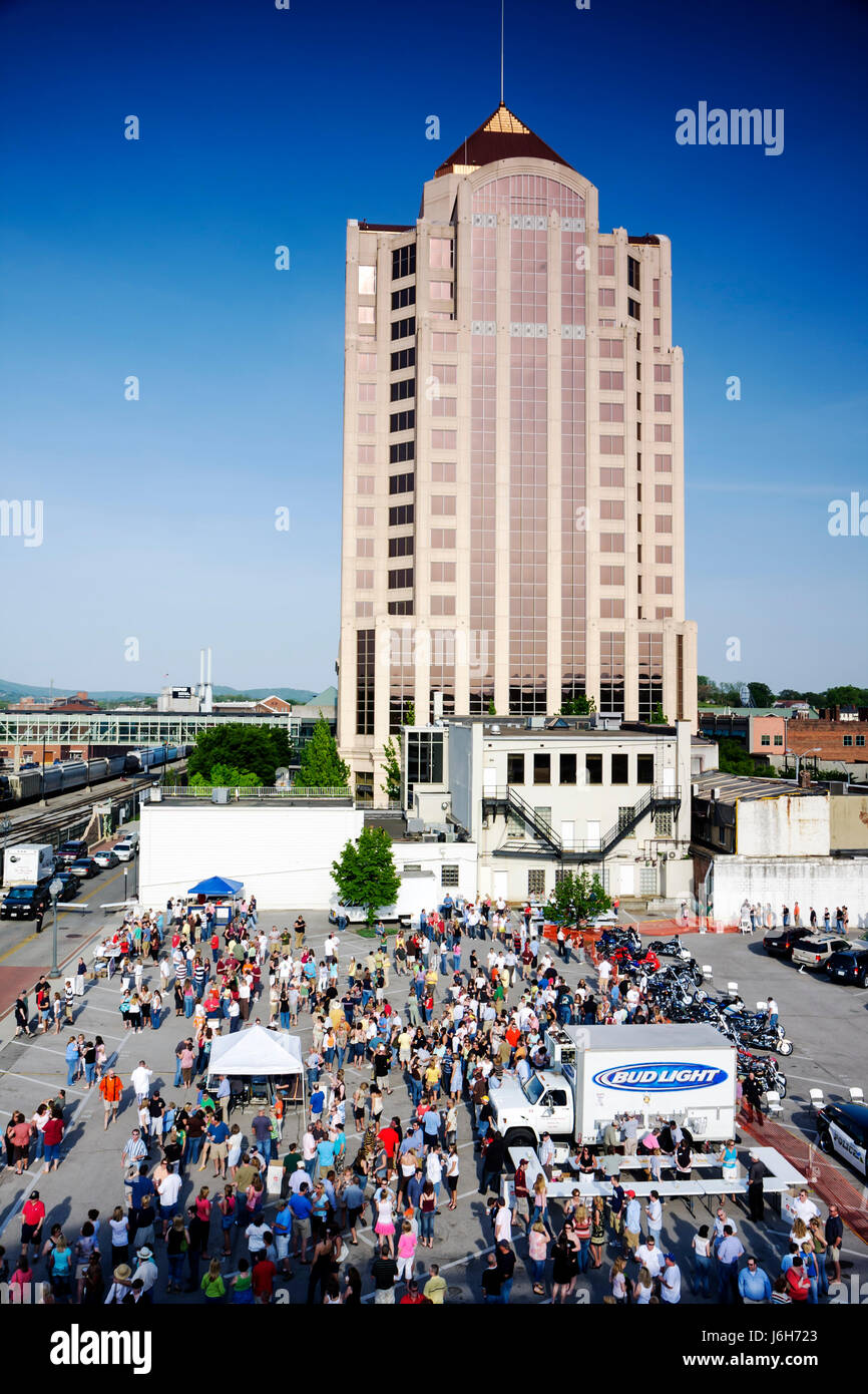 Roanoke Virginia, Railside Stage, First Fridays, Downtown, Street Festival, festival fair, folla, aereo dall'alto vista, riunirsi, divertimento della comunità Foto Stock
