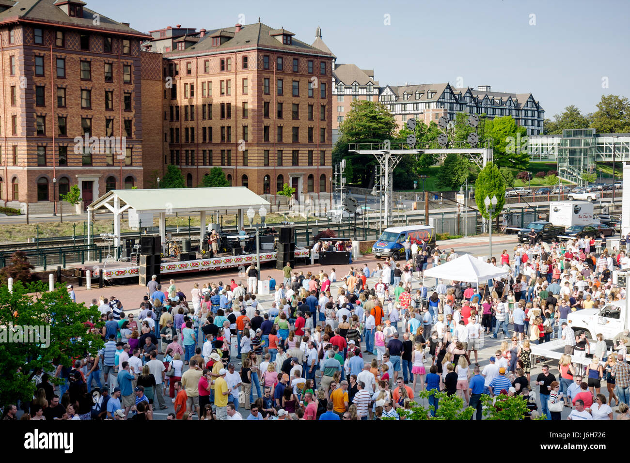 Roanoke Virginia, Railside Stage, First Fridays, Downtown, Street Festival, festival fiera, folla, aereo dall'alto vista, storico Hotel Roanoke, bri Foto Stock