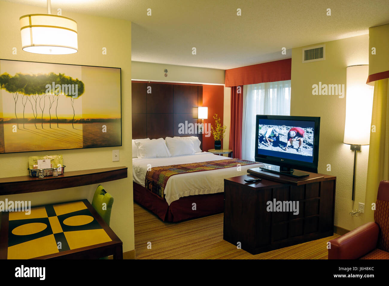 Virginia Waynesboro, Marriott, Residence Inn, alloggio, motel, catena, soggiorno prolungato, camera, letto king size, TV a schermo piatto, opere d'arte, arredamento, design d'interni Foto Stock
