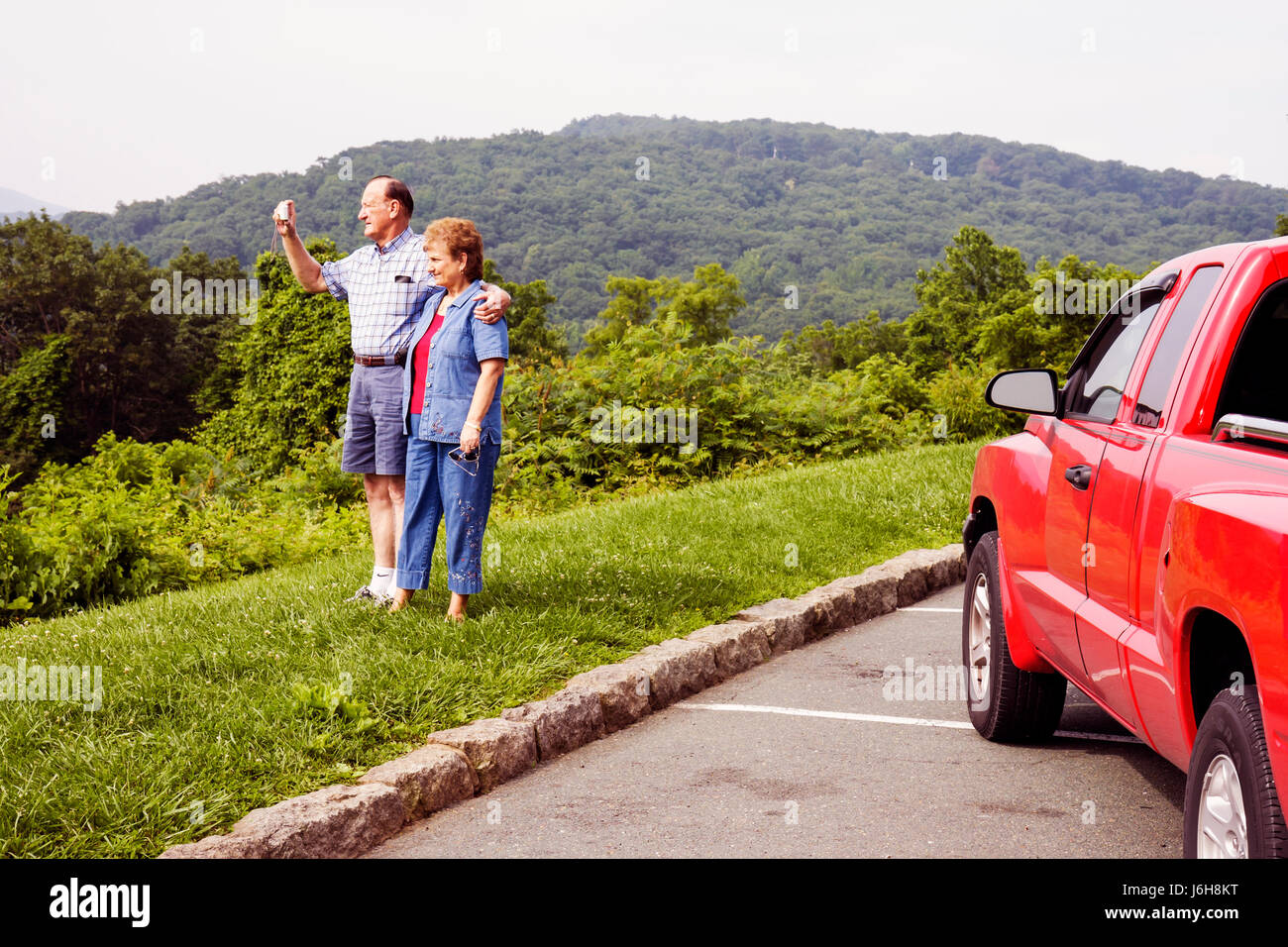 Blue Ridge Parkway Virginia, Appalachian Mountains, Rockfish Valley Overlook, natura, naturale, paesaggio, alberi, uomo uomini maschio, donna donne, coppia, attivo, Foto Stock