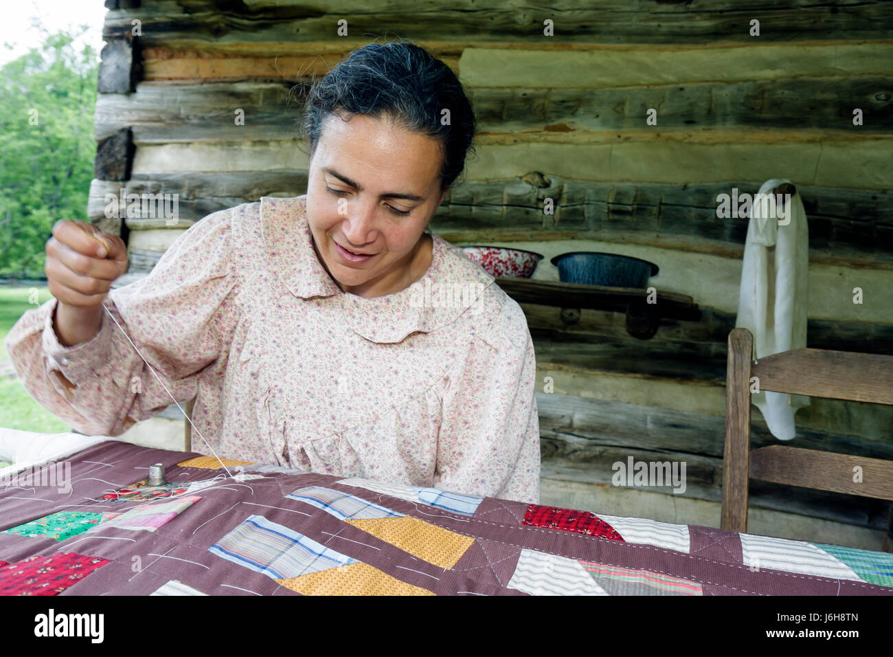 Blue Ridge Parkway Virginia, Appalachian Mountains, Humpback Rocks, Visitors Center, pioniere, percorso fattoria del 19 ° secolo, storia locale, reenattore, donna femmina Foto Stock