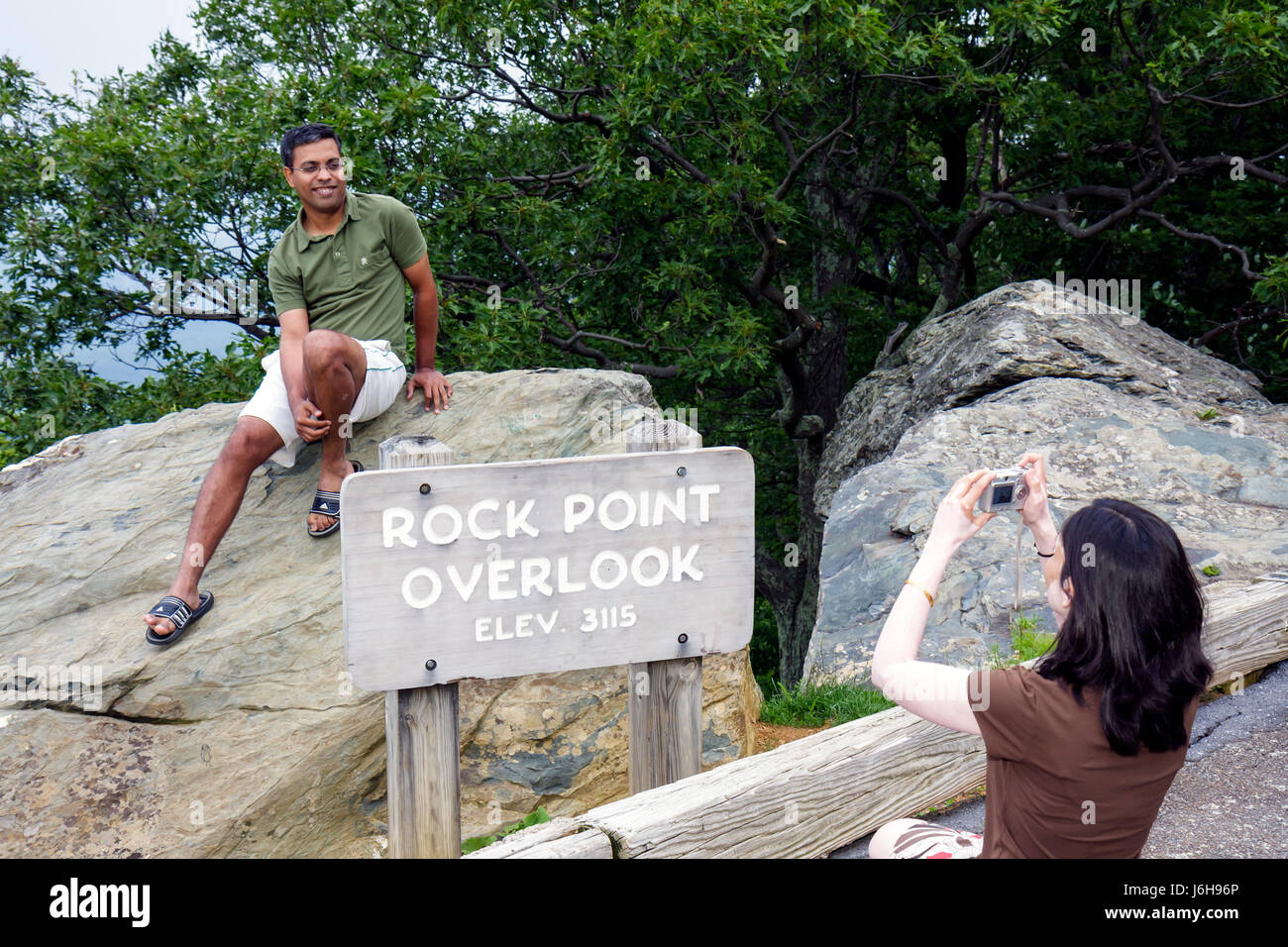 Blue Ridge Parkway Virginia, Appalachian Mountains, Rock Point Overlook, uomo asiatico uomini maschio, donna donne, coppia, seduta, posa, posa, fotocamera, digitale, Foto Stock