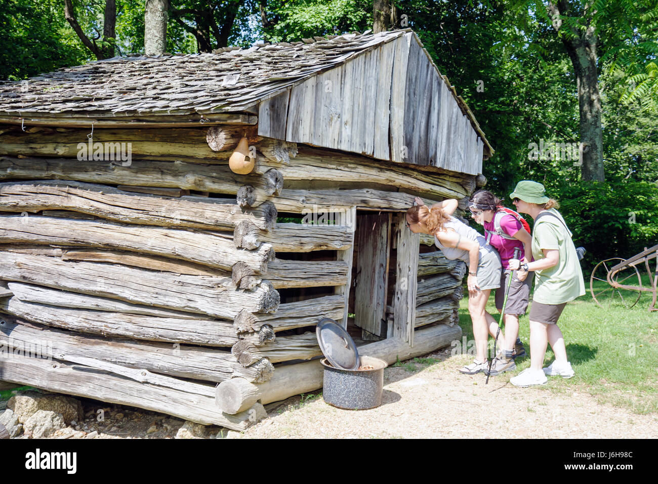 Blue Ridge Parkway Virginia, Appalachian Mountains, Peaks of Otter, Johnson Farm, Farmstead, 19 ° secolo, donna donne, ragazza ragazze, giovani, bambini chil Foto Stock