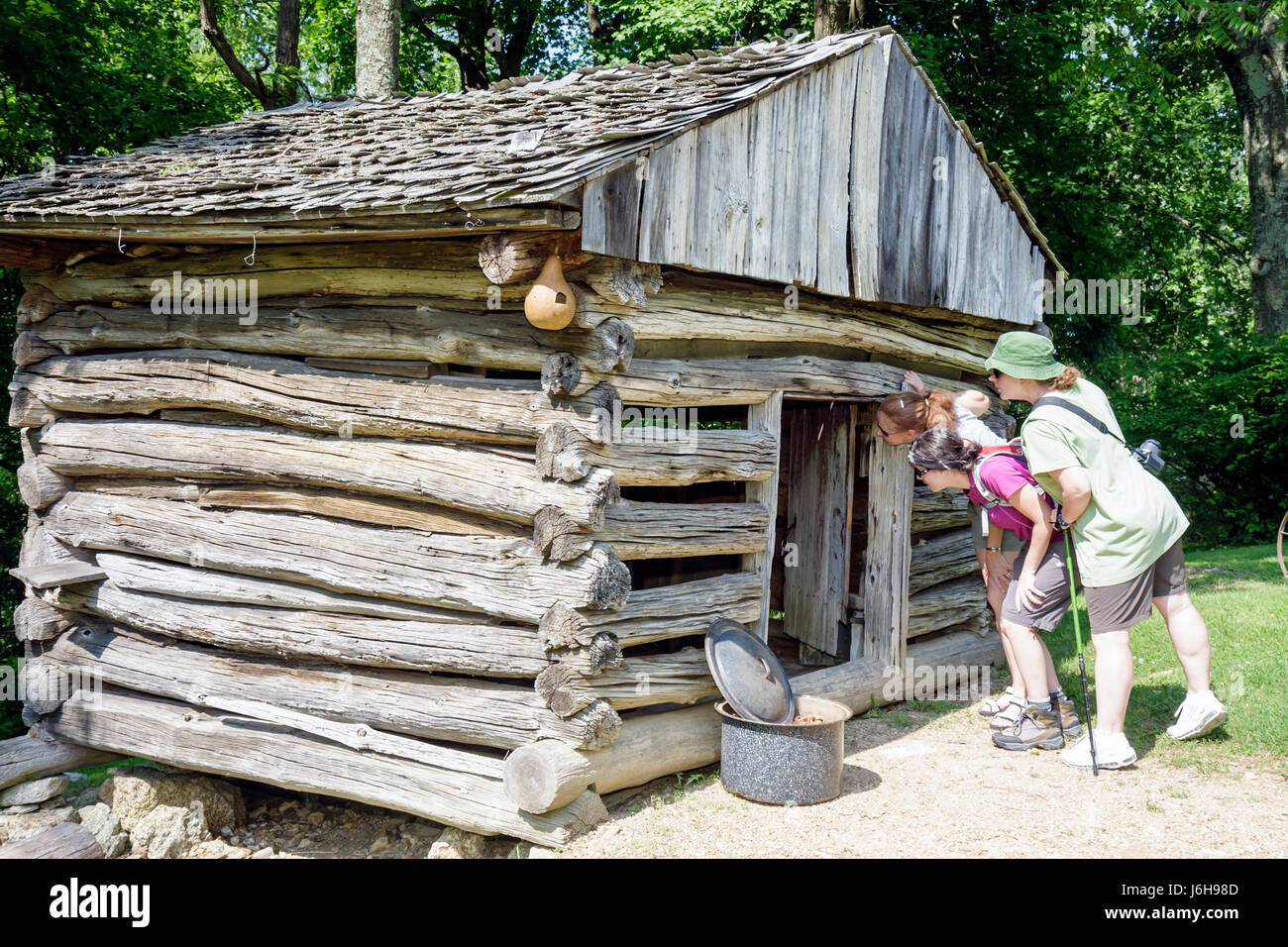 Blue Ridge Parkway Virginia, Appalachian Mountains, Peaks of Otter, Johnson Farm, Farmstead, 19 ° secolo, donna donne, ragazza ragazze, giovani, bambini chil Foto Stock