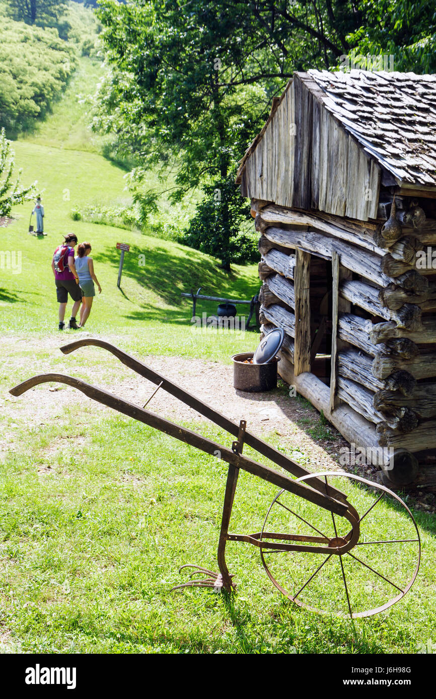 Blue Ridge Parkway Virginia, Appalachian Mountains, Peaks of Otter, Johnson Farm, Farmstead, 19 ° secolo, capanna di tronchi, storia vivente, strumento agricolo, timone, aratro Foto Stock