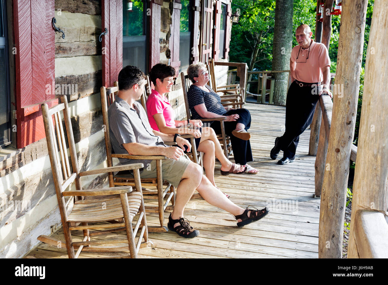 Virginia Steeles Tavern, vicino Blue Ridge Parkway, Sugar Tree Inn, Bed & Breakfast, alloggio, rustico, veranda, sedie a dondolo, uomo uomini maschio, donna donne, c Foto Stock