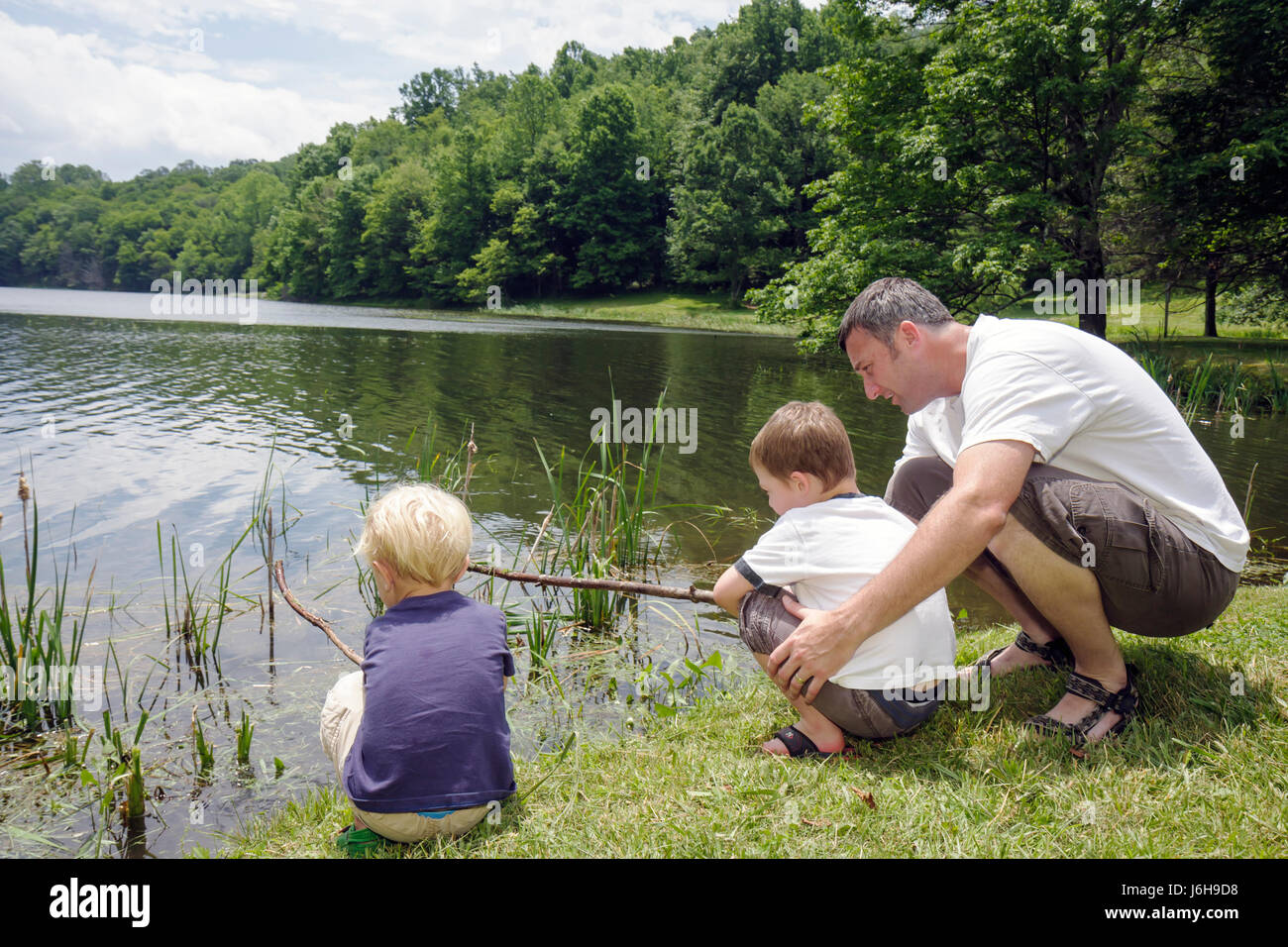 Blue Ridge Parkway Virginia, Appalachian Mountains, Peaks of Otter, Milepost 86, Abbott Lake, adulti, uomo maschio, ragazzo ragazzi bambini padre, paren Foto Stock